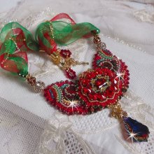 Collier Mia Haute Couture brodé avec des cabochons en Cristal couleur Rouge et octogone en verre année 1960, perles en Plaqué Or, rubans organza Rouge et Vert, breloques, toupie, goutte et rocailles